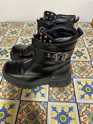 Stivaletti neri con zip e borchie