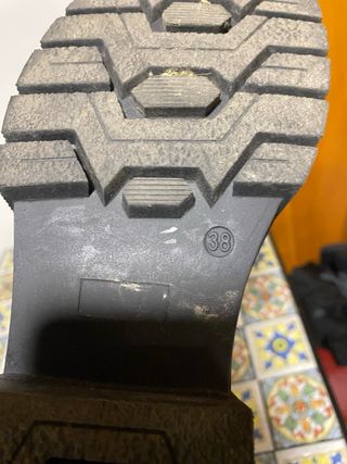 Stivaletti neri con zip e borchie