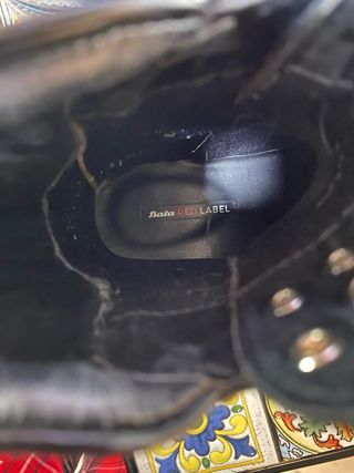 Stivaletti neri con zip e borchie