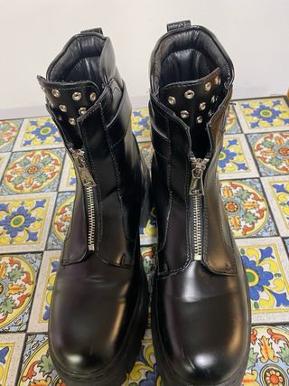 Stivaletti neri con zip e borchie