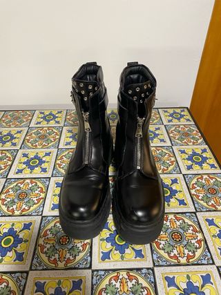 Stivaletti neri con zip e borchie