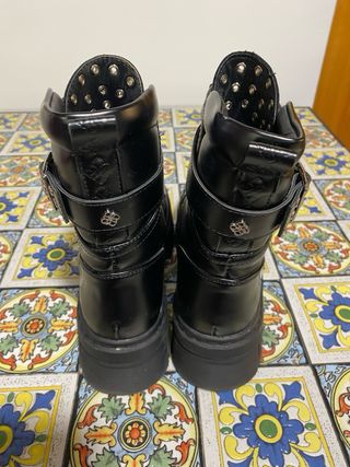 Stivaletti neri con zip e borchie