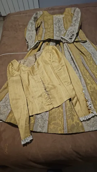 Traje de fallera tapiceria dorado INSA con zapatos