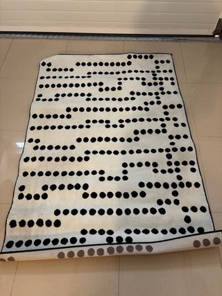 Alfombra diseño puntos blanco y negro