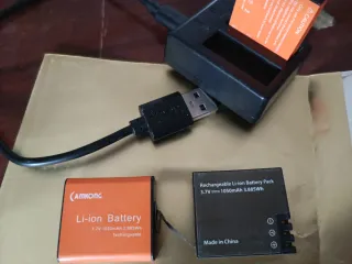 Cargador y 3 Baterías para cámara deportiva