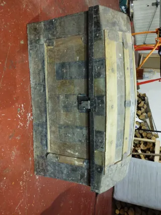 Baúl antiguo madera y metal para restaurar