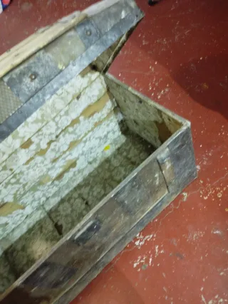 Baúl antiguo madera y metal para restaurar