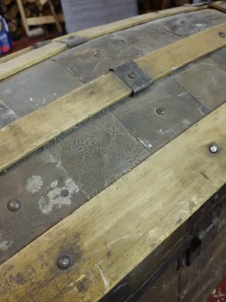 Baúl antiguo madera y metal para restaurar