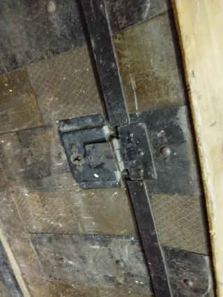 Baúl antiguo madera y metal para restaurar