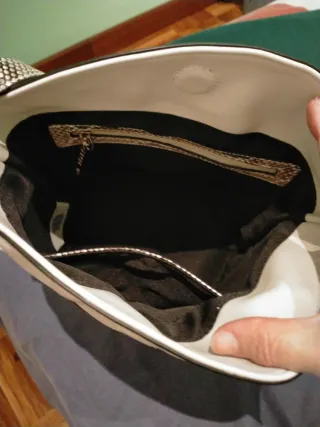 Bolso blanco y beige efecto piel serpiente