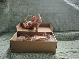 Zapatos de baile dorados con pedrería