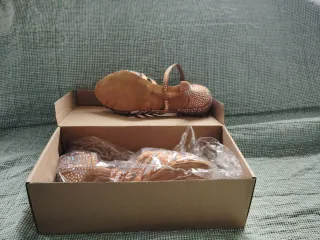 Zapatos de baile dorados con pedrería