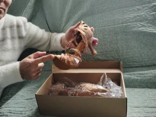 Zapatos de baile dorados con pedrería