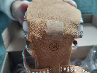 Zapatos de baile dorados con pedrería