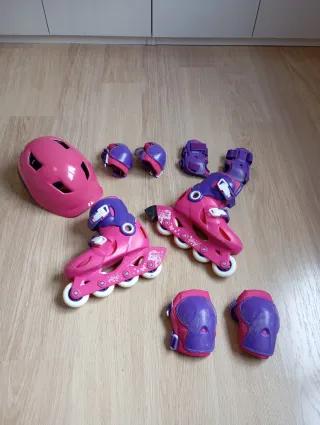 Patines, casco y protecciones rosa/morado