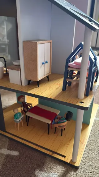 Casita de juguete con figuras