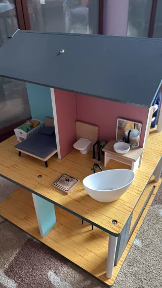 Casita de juguete con figuras