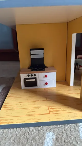 Casita de juguete con figuras