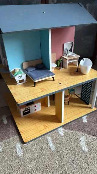 Casita de juguete con figuras