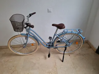 Bicicleta paseo azul con cestatipo holandesa
