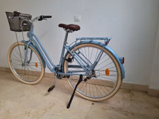 Bicicleta paseo azul con cestatipo holandesa