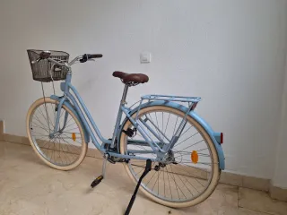 Bicicleta paseo azul con cestatipo holandesa