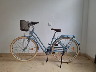 Bicicleta paseo azul con cestatipo holandesa