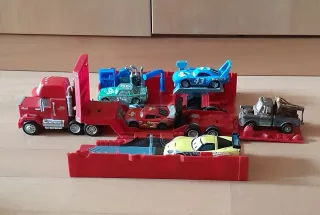 Camión Mack original + 5 coches metálicos Cars