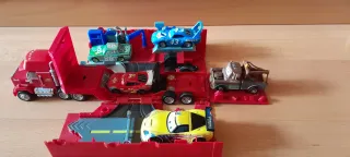 Camión Mack original + 5 coches metálicos Cars