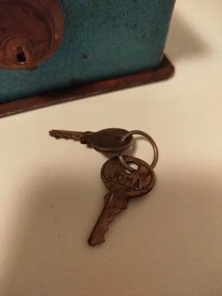 Antigua caja de caudales metálica