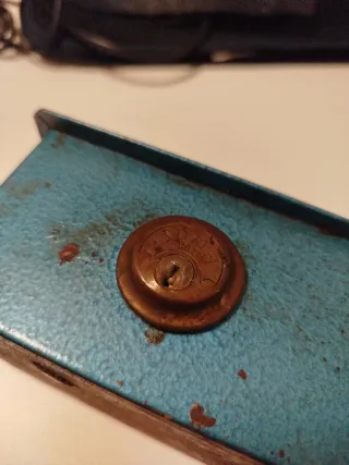 Antigua caja de caudales metálica