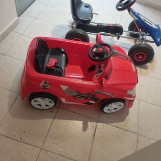 Coche a batería infantil rojo