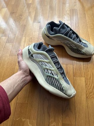 Adidas Yeezy 700 v3 Beige/Gris