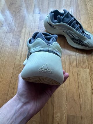 Adidas Yeezy 700 v3 Beige/Gris