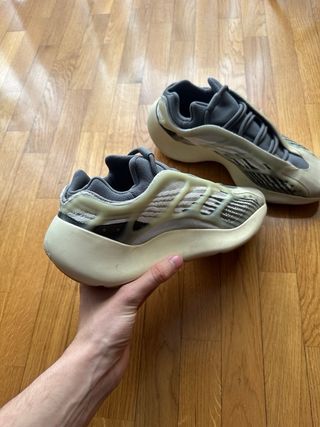 Adidas Yeezy 700 v3 Beige/Gris