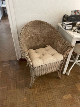 Sillón de mimbre con cojín beige