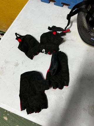 Casco y guantes bici niño