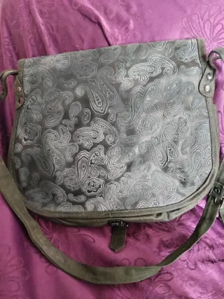 Bolso bandolera piel verde estampado