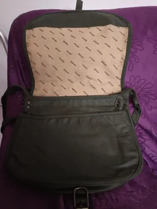 Bolso bandolera piel verde estampado