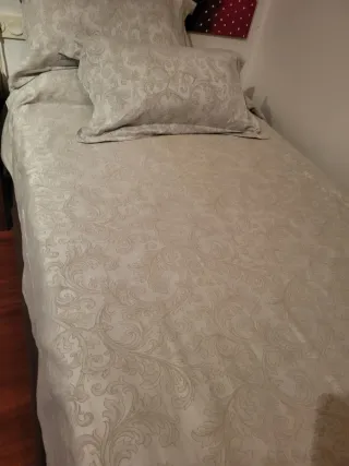 Colcha beige con estampado floral y dos cojines