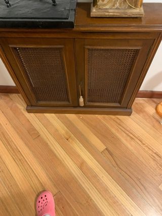 Armario cubre radiador de madera y mimbre