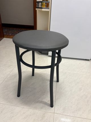 Mesa cocina extensible + 2 sillas + 2 taburetes