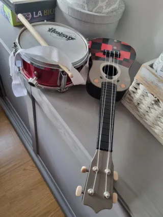 Ukelele y tambor infantil