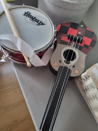Ukelele y tambor infantil