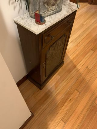 Armario cubre radiador de madera y mármol