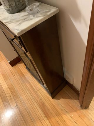 Armario cubre radiador de madera y mármol