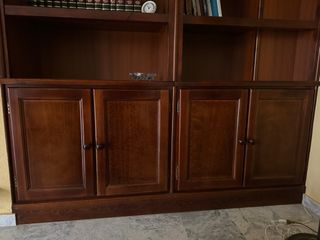 Estantería de madera con puertas