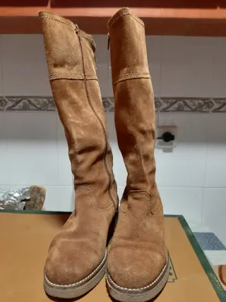 Botas altas de ante con rosas bordadas Talla 38