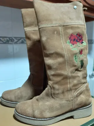 Botas altas de ante con rosas bordadas Talla 38
