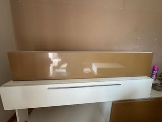 Mueble de salón modular blanco y dorado